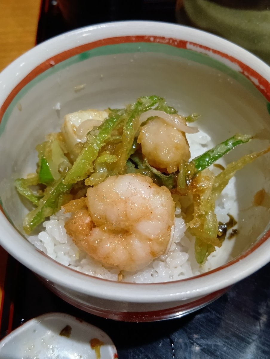 iemeshi_simon's tweet photo. ＃手打ちそば一久
中庭を覗くカウンター奥に。
立派な紙ナプキン。こういうの出すところは間違いない。
提供までは時間が掛かった。
待つこと40分。
海老、小柱、紋甲イカ、葱があられの様に散りばめられている。
蕎麦も薫りとコシ。
？となった黒い器。
少し舐めてみる…丼つゆ💡
でミニ天丼に💓 https://t.co/bWSIK3QoDQ