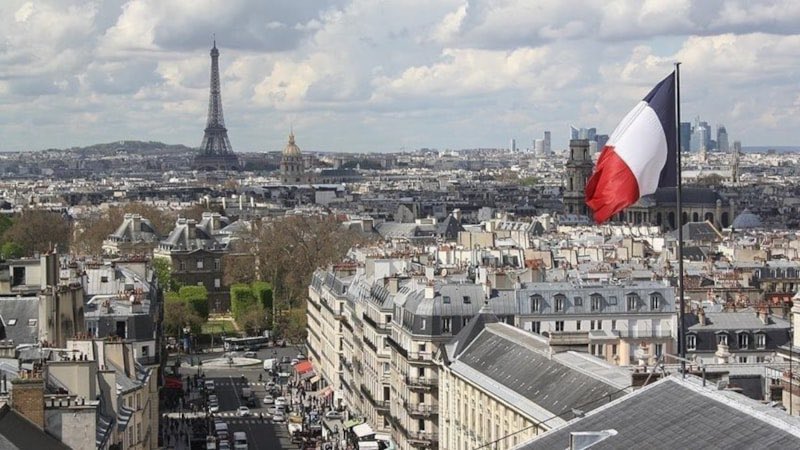 DigiPaperTR's tweet photo. Paris Belediyesi, Filistin halkı ve gazetecilerine fahri hemşehrilik verdi.

Karar, Paris Belediye Meclisi’nde kabul edilirken Başkan Emmanuel Grégoire, bunun yalnızca sembolik bir adım olmadığını söyledi.

💬 “Bu bir sembol değil, barış için bir taahhüttür. Bütün bir halka elimizi uzatıyoruz.”

Paris Belediye Meclisi, geçen yıl da Gazzelilere fahri hemşehrilik verilmesini onaylamıştı.