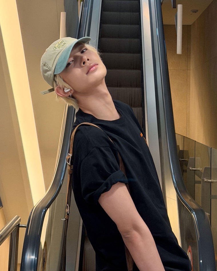 tylinqt's tweet photo. lee heeseung don’t look at me like that im not your strongest soldier https://t.co/VWZvdbX1cX