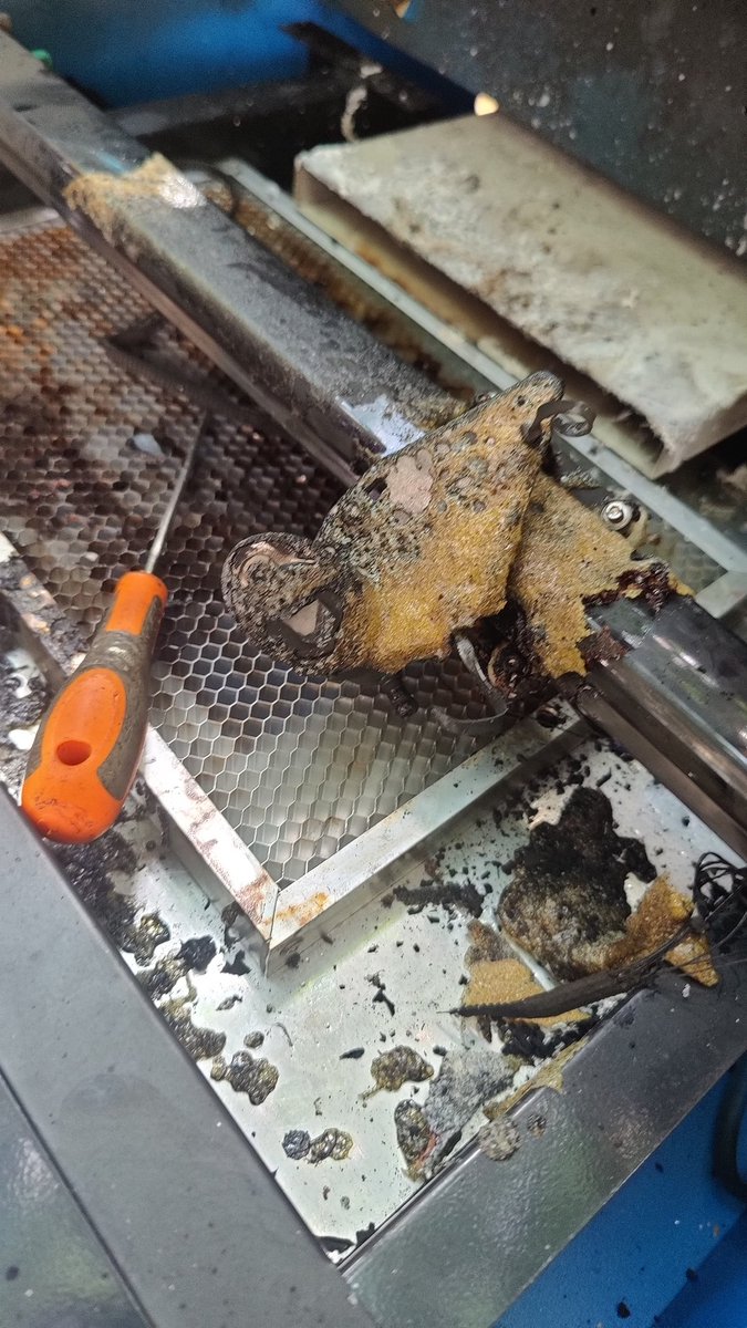 mysticrona's tweet photo. Hilo: Nuestra máquina láser ha salido ardiendo🔥... después de este año de fracasos ha sido el remate... Dokomi fue una experiencia que ya os contaremos, hasta hemos perdido un puesto de trabajo, por pura casualidad... si no recaudamos suficiente podriamos cerrar la tienda 😔👇 https://t.co/qfABDrRgr5