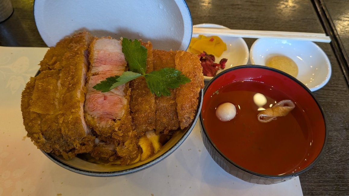 2002Iex's tweet photo. 厚切りとじないかつ丼(上)約300gご飯(小)卵増量 @ #厚切りとじないカツ丼 #六かつ(#相模原)

今日は六かつさんへとじないかつ丼(上)を食べに行ってきた‼コレ激やば‼大満足‼いつも通りカロリーを気にしたふりしてご飯(小)で‼ https://t.co/zRKP6D0jpa
