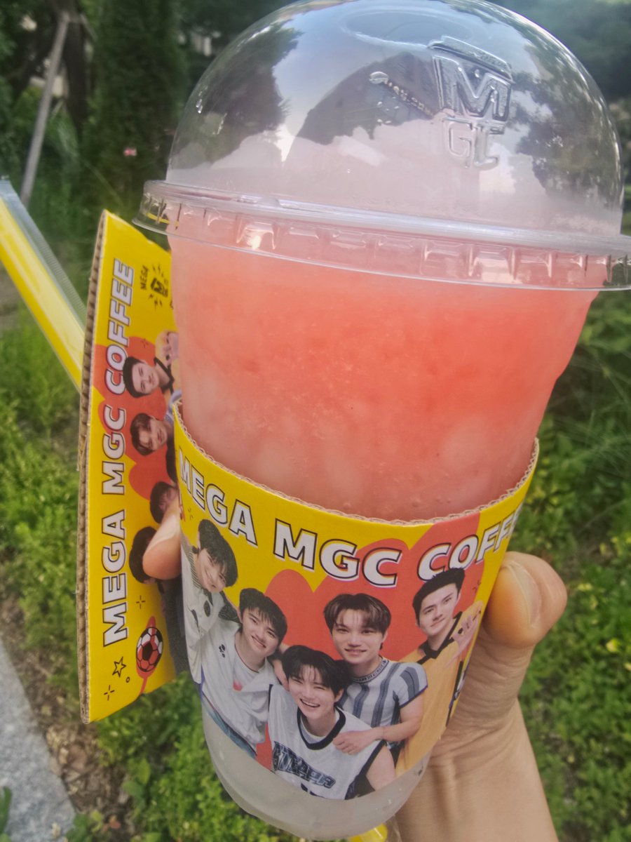 shingamgyul's tweet photo. 회사 근처 메가커피 매일 가도 컵홀더 구경도 못 하다가 어제 퇴근길 동네 지점에서 받았다ㅠㅠ 컵홀더 혹시 하나 더 주실 수 있냐고 여쭸더니 주시고 동네 카페에 충성을 맹세하게 돼ㅠㅠ https://t.co/1CQVr2pBlr