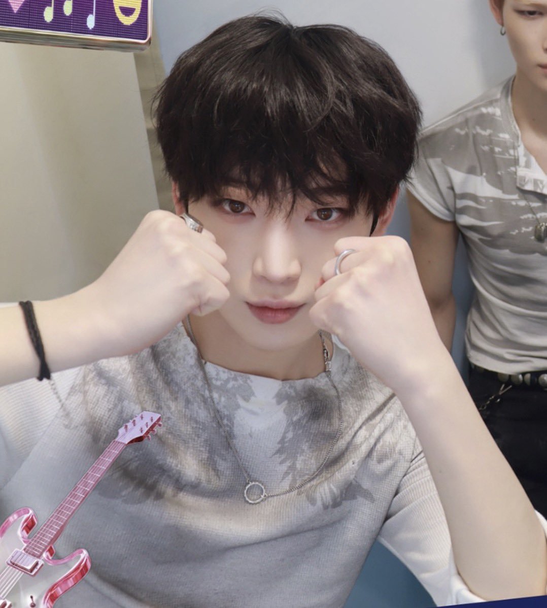uyu2oo's tweet photo. 너정말예쁘고잘생겼고귀엽네... https://t.co/G1D3e0Ol7R
