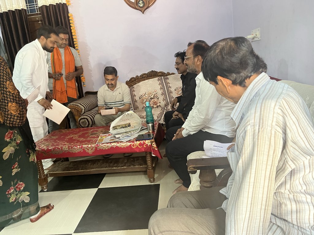 JitendrasMLC's tweet photo. #जनतादर्शन 
आपका विश्वास हमारा प्रयास
जनहित सर्वोपरि

आज 19 जून,चरखारी आवास पर प्रतिदिन की भांति आज अपने निर्धारित दिनचर्या जनता दर्शन में पधारे देवतुल्य क्षेत्रवासियों की समस्याएं सुनीं। 

साथ ही, संबंधित अधिकारियों को जनसमस्याओं के निराकरण हेतु निर्देश दिए। https://t.co/tSKdlcS6e9