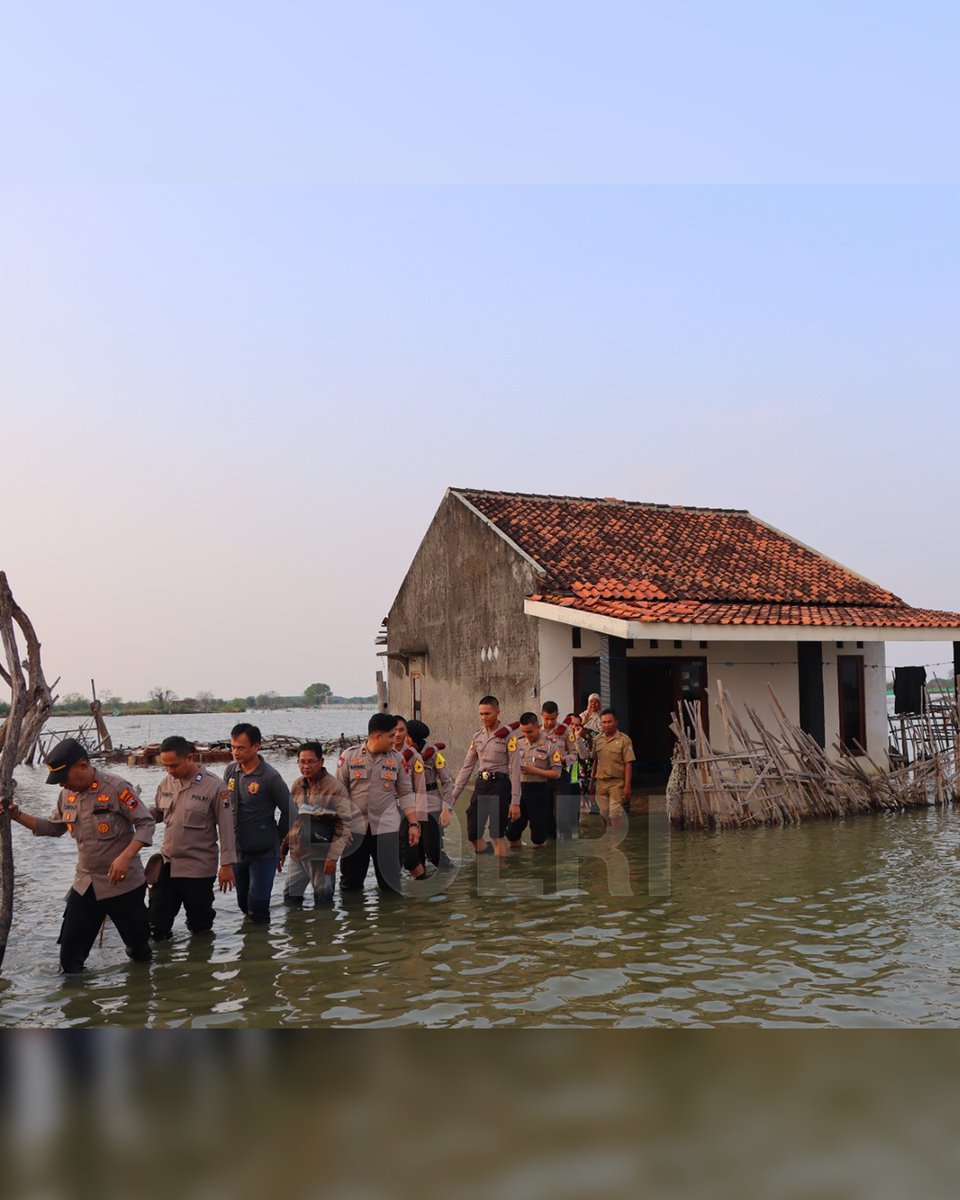 HumasKaltara's tweet photo. Di tengah genangan rob yang merendam kawasan Balok, Kendal, Senin (15/6). Polres Kendal berjalan menembus genangan rob sejauh dua kilometer untuk mengunjungi dan menyerahkan bantuan sembako kepada Siti Rokhanah,#PengabdianUntukNegeri https://t.co/9h5QSRydF0