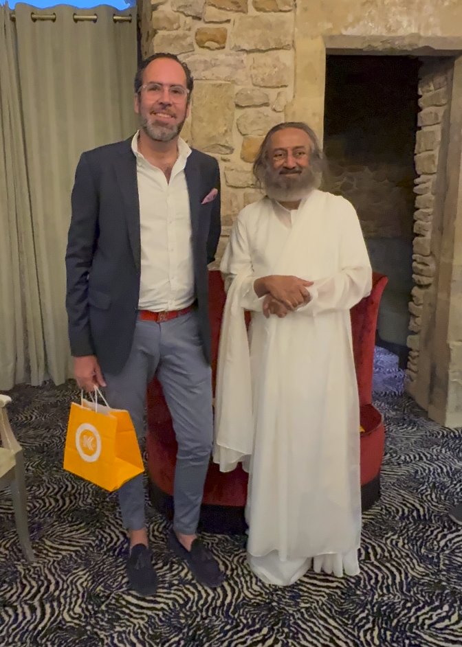 ignaciobitget's tweet photo. Yesterday I had the chance to meet @Gurudev

What stayed with me most wasn’t just the wisdom, but the energy: calm, present, and deeply human.

In a world moving faster every day, moments like this remind you that real strength starts with inner clarity.

Thanks to @navinblockchain and @CrystalPlatform for this amazing experience.