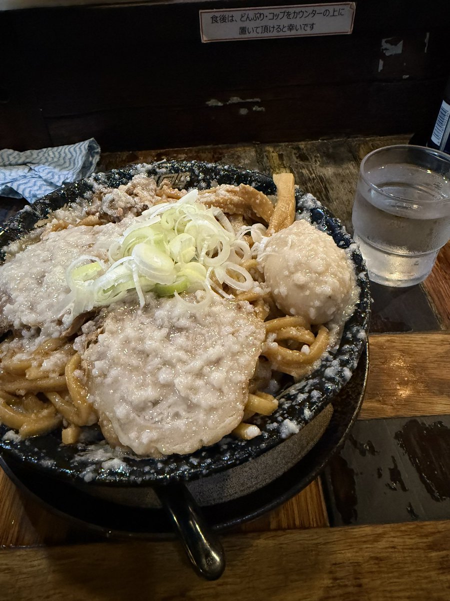 UZDB's tweet photo. 見た目よりはサラッと食べられた🍜
暑かったから油そばにしたけど、
美味いけど個人的に油そばは苦手かなぁ。

調味料をたくさん用意しているのは良いけど、食べ手にある程度投げるのは、なんかスタンスが好きじゃない。マヨネーズとか粉チーズとか、その味になっちゃうし。
これは個人的な意見ね https://t.co/FR6hxvVFiE