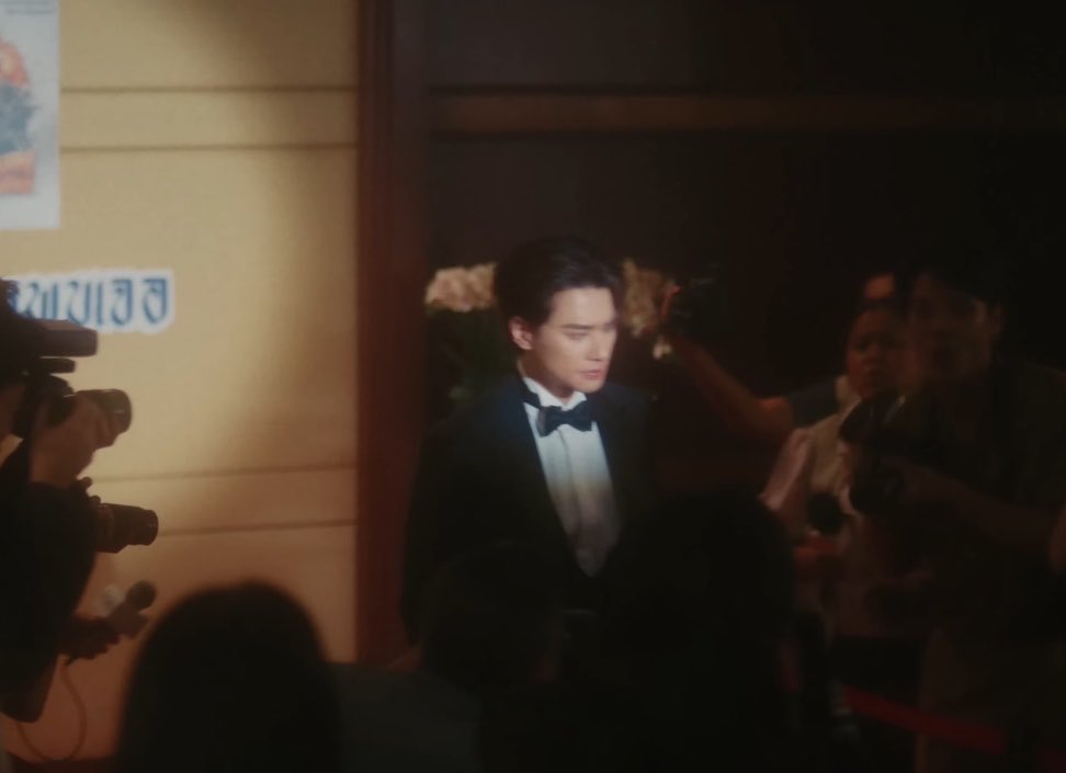 Vivianna130745's tweet photo. อยากให้ค่ายเล่นประเด็นของคุณเดือนแบบเน้นๆ เลยอ่ะ ไทม์ไลน์ของดั่งเดือนค้างฟ้ามันตรงกับช่วง 80s - 90s ที่ propaganda เกลียดชังเกย์มันรุนแรงมากทั่วโลกเพราะการแพร่ระบาดของ HIV/AIDS epidemic ช่วงนั้นเลยเป็นช่วงที่เกย์อยู่ยากที่สุดโดนไล่ออกจากบ้าน ทำร้าย แรงสุดคือโดนเอาถึงชีวิต ถ้าทุกคนอยากเห็นภาพให้ไปดูเรื่อง pose ตอนนั้นคนในคอมมูต้องระหกระเหินมาอยู่ด้วยกันดูแลกันเองเพราะถูกกีดกันทุกอย่างรวมถึงการเข้าถึงการรักษากว่าจะมียามาโคตรยากเย็นคนในคอมมูทั่วโลกเหมือนตกนรกทั้งเป็นเพราะการเอาเพศไปผูกกับโรคนั้น 😭