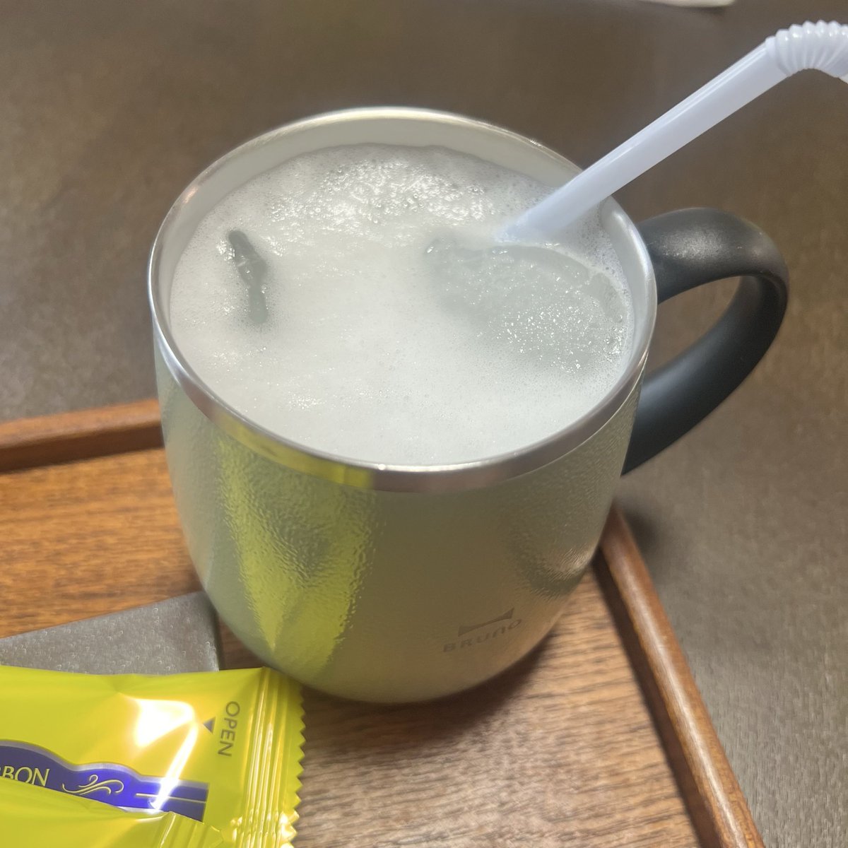 aiharuru's tweet photo. 今日のおやつは、次男が大好き「ロアンヌ」♡お話しが苦手な次男、「ロアンヌ」だけは、ハッキリ言える！カルピスソーダを作ったら、ブクブクになった💦
#次男　#おやつ　#ロアンヌ　#あわしま堂菓子　#カルピス https://t.co/jcbTjYSXYM
