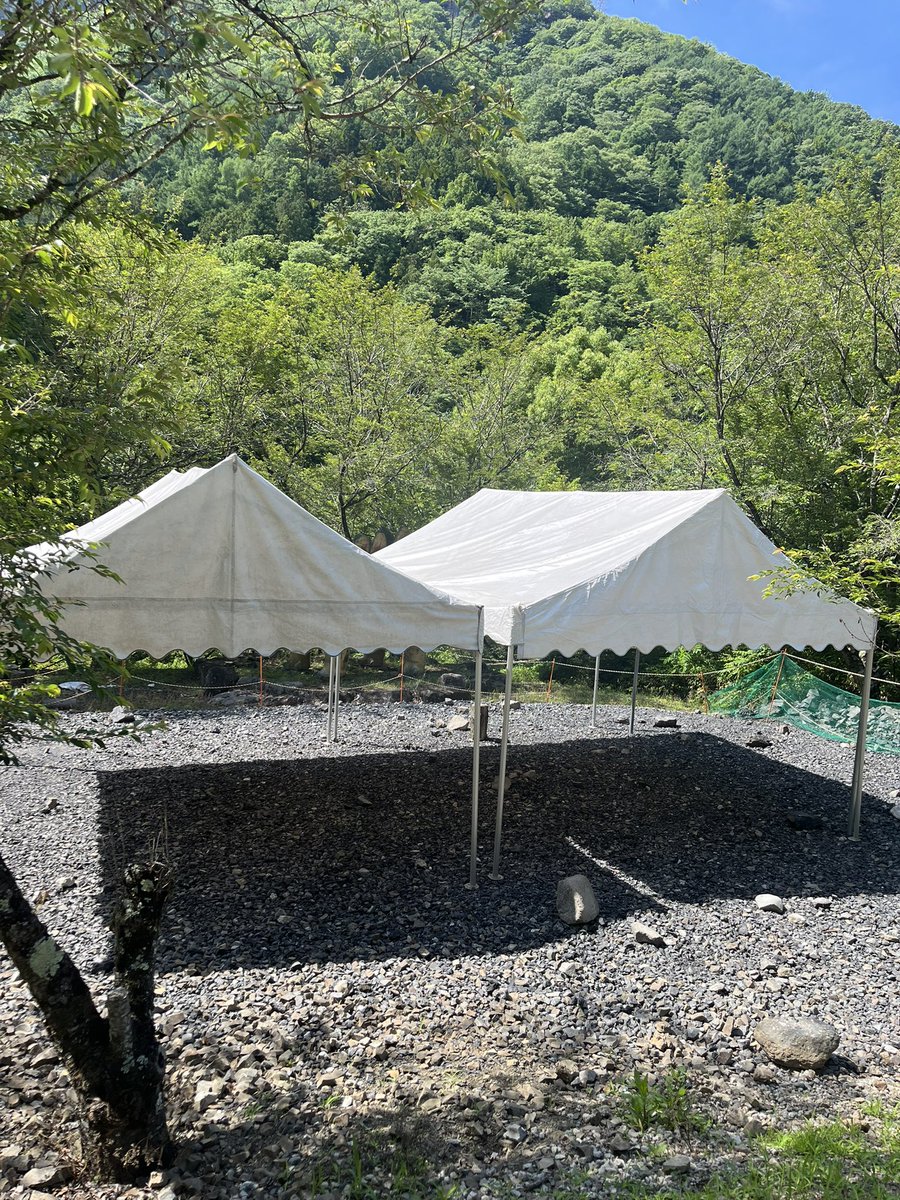saurusukun's tweet photo. 今週末は若干天気が怪しいですが、。
予定通り化石さがし体験は開催！

テント設置し、雨対策ばっちりです！
ちなみに今月末にはもっと立派なテントが設置予定✨
お楽しみに😀

まだまだ予約もできます！
よろしくお願いします🙇 https://t.co/s7XVny9e9b