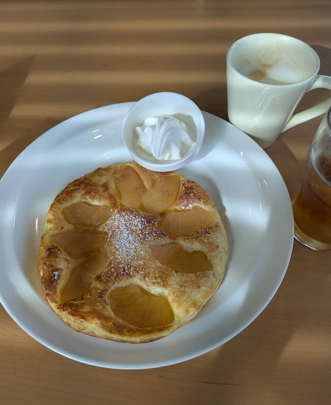 W_life_in_Jp_TK's tweet photo. My source of energy has arrived. They call this "apple pie." With soft serve ice cream, it's about $3.50? https://t.co/X7Qb74qnY4