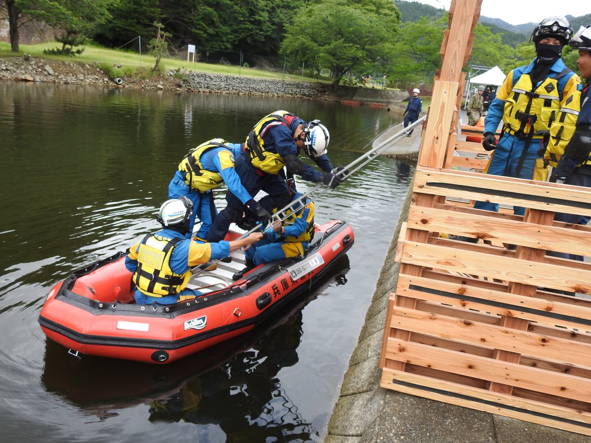 Hyogo_Police's tweet photo. 【豊岡市における災害救助訓練　災害対策課】
６月９日～10日、豊岡市において、出水期を前に水害及び土砂災害が発生した想定で、関係機関も参加した災害警備訓練を実施しました。
#警察 #兵庫県警 #災害 #訓練 https://t.co/9E2NdEfBcv