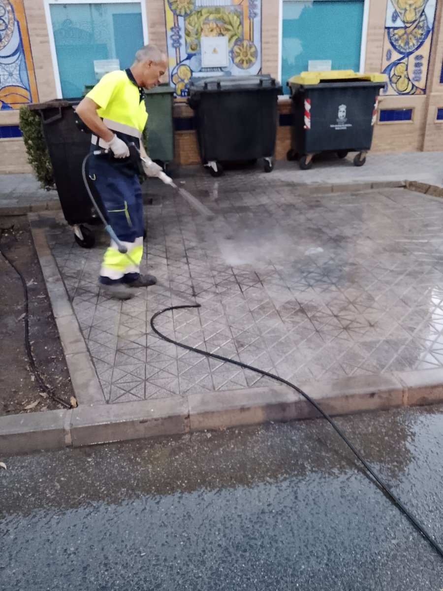 ElVisoDelAlcor_'s tweet photo. #CuidandoElViso🩵 Los servicios municipales continúan realizando trabajos de limpieza y mantenimiento en distintos puntos para seguir mejorando nuestros espacios públicos. Un trabajo diario que contribuye a que nuestro pueblo luzca más limpio y cuidado para todos. https://t.co/rftxEqlvSO