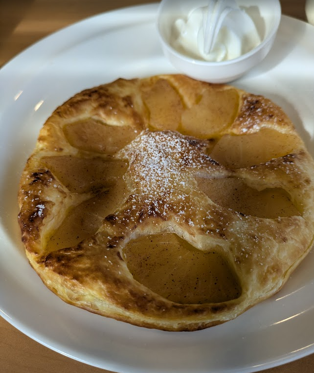 W_life_in_Jp_TK's tweet photo. My source of energy has arrived. They call this "apple pie." With soft serve ice cream, it's about $3.50? https://t.co/X7Qb74qnY4