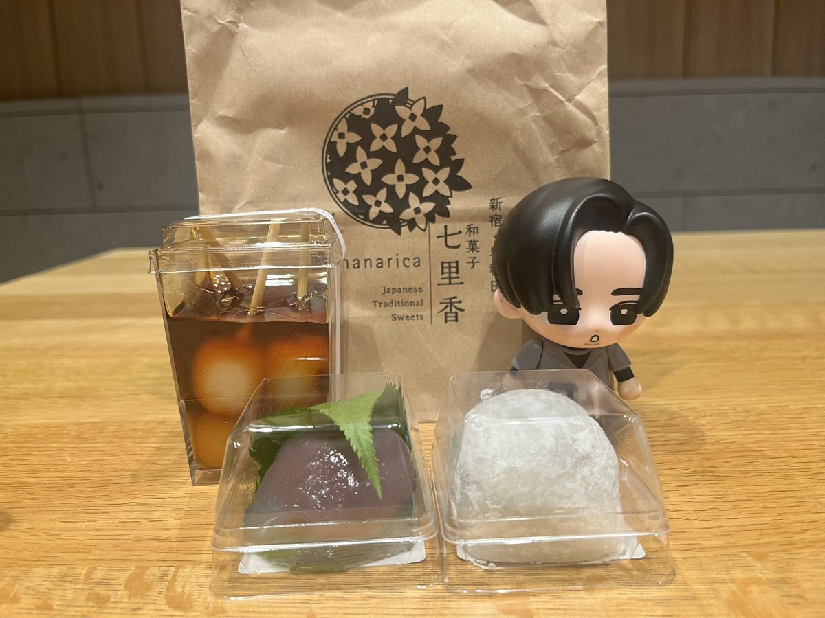 momchan0216's tweet photo. 目黒くんがジュニアのLIVEに
差し入れした早稲田の和菓子屋に
行ってみました！
みたらし団子が売り切れで3度目で
やっと買えました💦
本当はイチゴ大福が良かったけど、今の時期はマスカット大福🖤
みたらしも葛切りも大福もめちゃくちゃ美味しいよー！

#目黒蓮
#七里香
#SnowMan https://t.co/ghBVlJ3SXB
