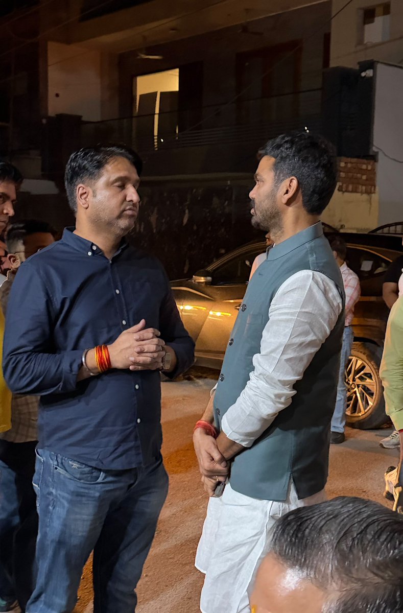 bjpharshvardhan's tweet photo. भाजयुमो के राष्ट्रीय महामंत्री बड़े भाई रोहित चहल जी के पूज्य पिता जी श्री नरेश चौधरी जी के आकस्मिक निधन का समाचार अत्यंत दुःखद एवं हृदयविदारक है।

दिल्ली स्थित उनके आवास पर पहुंचकर शोकाकुल परिजनों से भेंट की तथा अपनी गहन शोक संवेदनाएँ व्यक्त कीं।

प्रभु श्रीराम से प्रार्थना है कि दिवंगत पुण्यात्मा को अपने श्रीचरणों में स्थान प्रदान करें तथा शोक संतप्त परिवारजनों को इस अपार दुःख को सहन करने की शक्ति दें।

ॐ शान्तिः 🙏🏻 @Rohit_Chahal