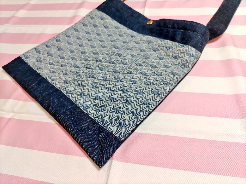 NEKONOTESEWING's tweet photo. オーダー品です👜
以前もサコッシュをお買い上げいたきましたお客様より｢今度はタブレットを入れるバッグを！この前のより7cm深くて、ショルダーは太めにして、柄はお任せで！｣とのご注文😊🎵
ねこのて秘蔵っ子の上品な青海波でお作りしてみました🧵
唐津市Ｍ様いつもありがとうございます🙇💕 https://t.co/mEwmVfFDB5