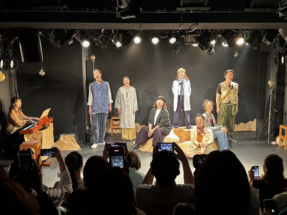 moai_kuta's tweet photo. #劇団ぼるぼっちょ #プディとウラヌーレ 観劇。
うん、作・演出・作曲・美術・出演…の、あべやす(#安倍康律 くん) の頭の中は、どうなってるのだろう？と、ずっと思いながら&amp;芸達者な俳優方に関心させられながらの2時間弱。
星の王子さま、あべやす版？？不思議面白い舞台でした(^^) https://t.co/1zJ6YwZUuR