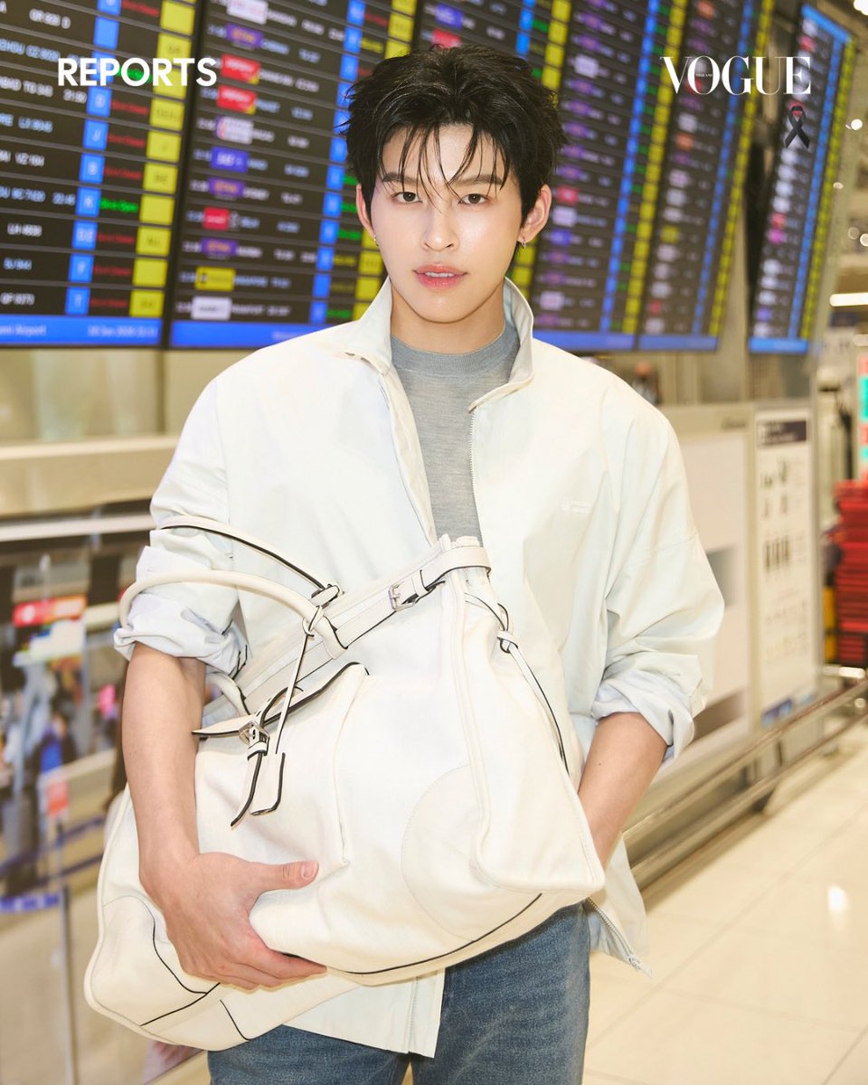 VogueThailand's tweet photo. #VogueReports  ส่องแอร์พอร์ตลุคของ ‘ปอนด์-ณราวิชญ์’ @ppnaravit บินลัดฟ้าสู่กรุงมิลาน ประเทศอิตาลี เพื่อเข้าร่วมชมแฟชั่นโชว์ Prada @Prada คอลเล็กชั่นสุภาพบุรุษ ฤดูร้อน/ฤดูใบไม้ผลิ 2027 ซึ่งจะจัดขึ้นในวันที่ 21 มิถุนายนนี้ 19.00 น. ตามเวลาประเทศไทย โดยปอนด์มาในโททัลลุคจากคอลเล็กชั่น Days of Summer 2026 พร้อมกระเป๋า Prada Bonnie ดีไซน์ใหม่ แฟนๆ สามารถรับชมโชว์ผ่านไลฟ์ทาง Prada LINE Official Account และติดตามความเคลื่อนไหวของปอนด์และโชว์ครั้งนี้ได้ทุกช่องทางของโว้กประเทศไทย#PradaSS27 #Prada #ppnaravit 

Photo: Courtesy of Prada