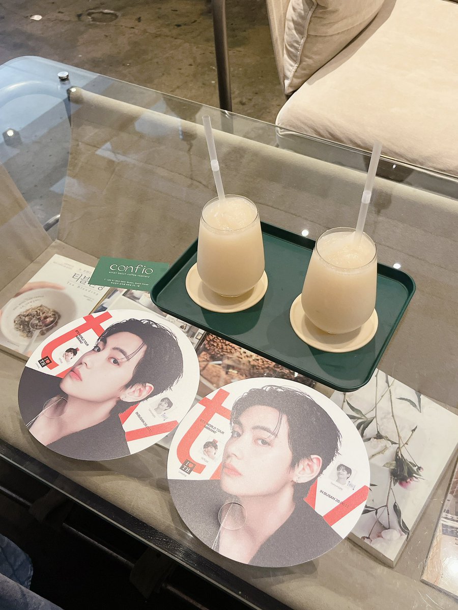 nonomki's tweet photo. 釜山市民公園近くテテとパクボゴムが来たカフェへ。お店の人に聞いたらメロンジュースを注文したとの事で同じものを。すごくおいしかった✨Come Overがかかっていて感激した。テテのうちわもらいました。おしゃれなカフェだった✨トイレまでオシャレ。 https://t.co/5yy5kbshcy