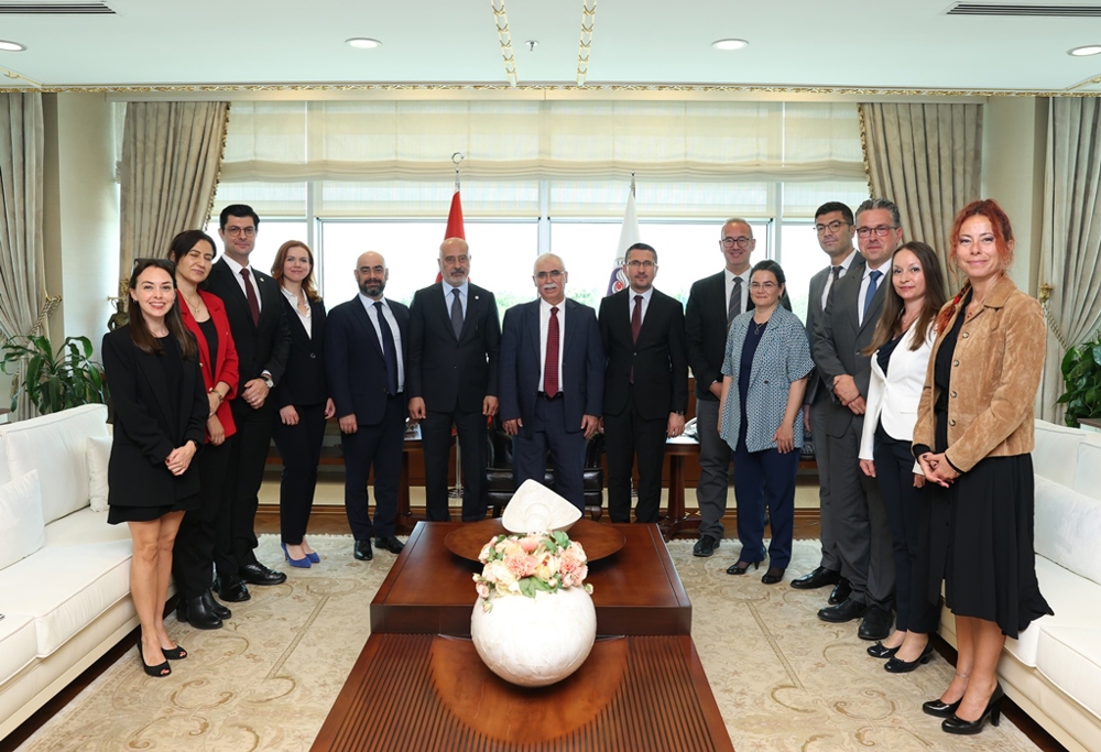 megahaberresmi's tweet photo. Anayasa Mahkemesi ile TBB arasında iş birliği protokolü imzalandı
Anayasa Mahkemesi ve Türkiye Barolar Birliği arasında, temel hakların korunmasını güçlendirecek bir mutabakat zaptı imzalandı.
#AYM #TBB #TürkiyeBarolarBirliği @AYMBASKANLIGI
https://t.co/JRJqQZsJv2 https://t.co/J16uhCWNgt