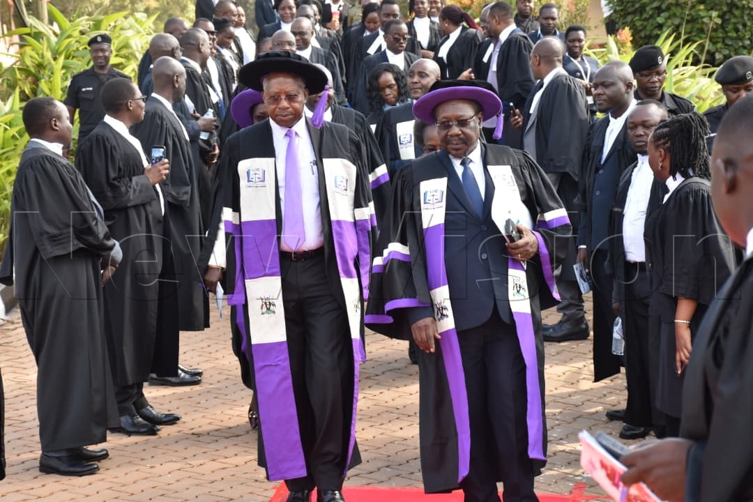newvisionwire's tweet photo. 𝗠𝗼𝗿𝗲 𝘁𝗵𝗮𝗻 𝟭,𝟱𝟬𝟬 𝘀𝘁𝘂𝗱𝗲𝗻𝘁𝘀 𝗴𝗿𝗮𝗱𝘂𝗮𝘁𝗲 𝗳𝗿𝗼𝗺 𝗨𝗴𝗮𝗻𝗱𝗮'𝘀 𝗟𝗮𝘄 𝗗𝗲𝘃𝗲𝗹𝗼𝗽𝗺𝗲𝗻𝘁 𝗖𝗲𝗻𝘁𝗿𝗲

A total of 1,563 students are graduating from the Law Development Centre (LDC) in Kampala today during the institution's 53rd graduation ceremony.

The graduates include several notable figures, among them Vision Group journalist Farooq Kasule and Uganda's Female Youth MP, Mercy Kanyesigye.

Photos by Simon Peter Tumwine
#VisionUpdates