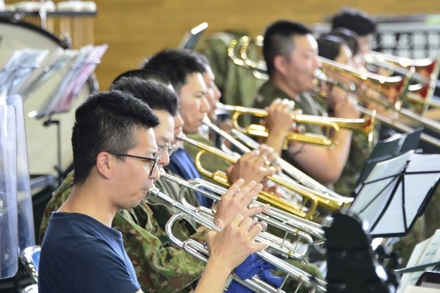 Jgsdf_nea_9d's tweet photo. 【自衛隊音楽隊合同演奏会】
６月１９日リンクス��ーション青森にて、第９音楽隊は海上自衛隊との合同演奏会（公開リハーサル）を開催しました。２１日の本公演には王林さん、ソプラノ歌手の三宅由佳莉さん（海自）をゲストに迎えます。
大迫力の合同演奏会をお楽しみください。
#陸上自衛隊  #海上自衛隊  #演奏会　#王林　
#ソプラノ