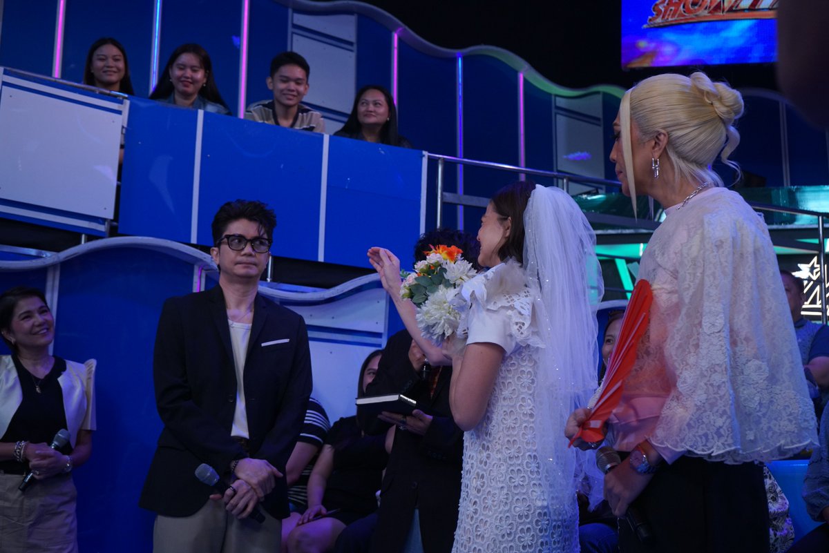 gmanetwork's tweet photo. Vhong-Anne kasalan?! 😍

#ShowtimeTalakEra  
For more #ItsShowtime content, visit:
https://t.co/hsrOH0kQq6 https://t.co/qbEu6nuCwF