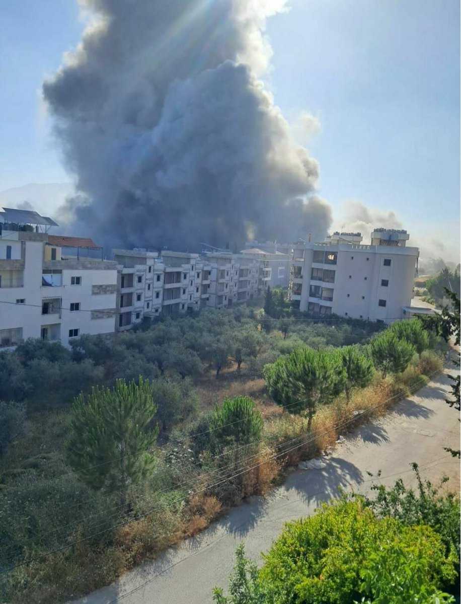 InfosFrancaises's tweet photo. 🇱🇧|🇮🇱 ALERTE - Escalade au Liban. Plus de 20 morts et 30 blessés dans de violentes frappes israéliennes ce matin dans le sud du pays, alors que l'armée israélienne annonce la mort de quatre de ses soldats.

"Tout le Liban doit brûler", affirme le ministre de la Sécurité nationale israélien.

La France appelle Israël à "respecter" l'accord qui prévoit la "cessation des hostilités" au Liban.