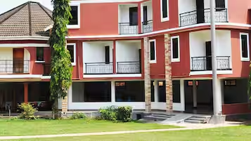 AnkundaMag's tweet photo. President Yoweri Museveni’s administration is turning Hoima and Masindi into luxury hubs. These 5-star hotels will redefine Western Uganda’s skyline. #WhyUgDecidedM7. https://t.co/Cxwgm4BdwQ