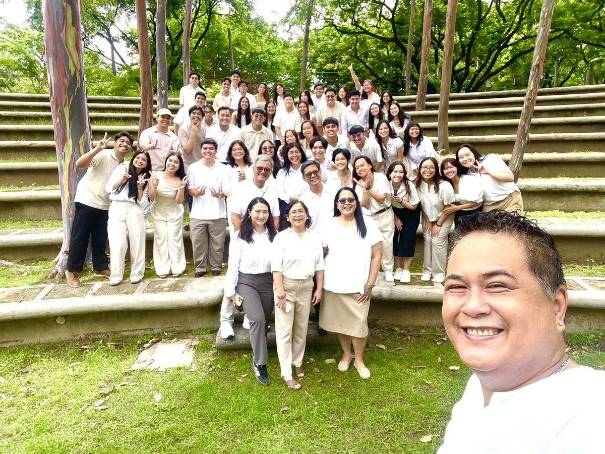 markelluna's tweet photo. Photoshoot with the UP Arki Class of 2026 🌻🌻🌻 Special shout out to my Advisees and Thesis (CDP) Faculty 🥰 https://t.co/oBiiBboqKt