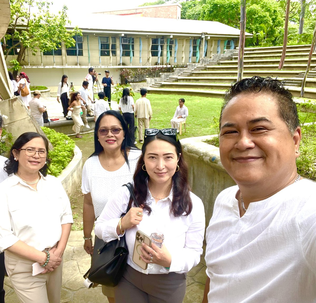markelluna's tweet photo. Photoshoot with the UP Arki Class of 2026 🌻🌻🌻 Special shout out to my Advisees and Thesis (CDP) Faculty 🥰 https://t.co/oBiiBboqKt
