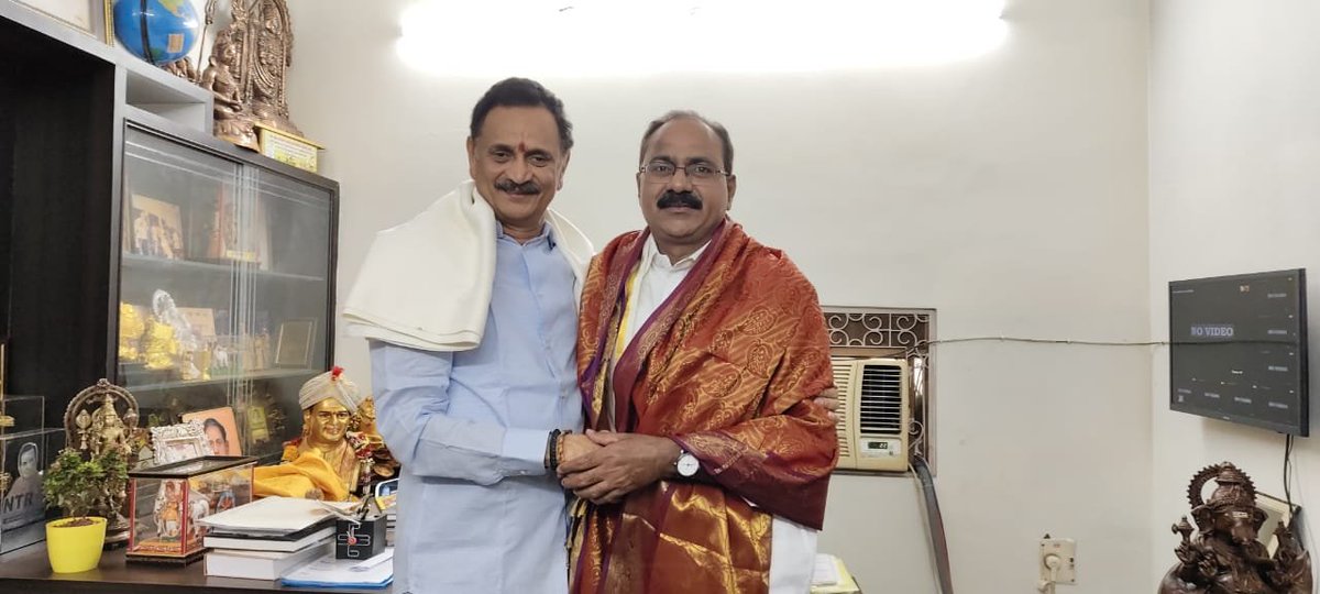 TataraoKona's tweet photo. నా సోదర సమానులు, నా గురువుగారు, మడుగుల శాసనసభ్యులు శ్రీ బండారు సత్యనారాయణ మూర్తి @BandaruSNM గారికి హృదయపూర్వక జన్మదిన శుభాకాంక్షలు. ప్రజాసేవలో మీ అంకితభావం, నాయకత్వం, నిరంతర కృషి మాకు ఎల్లప్పుడూ స్ఫూర్తిదాయకం. మీరు  ఆయురారోగ్యాలతో ఉండాలని మనస్ఫూర్తిగా ఆకాంక్షిస్తున్నాను. 💐🙏🏻
@BandaruTDP