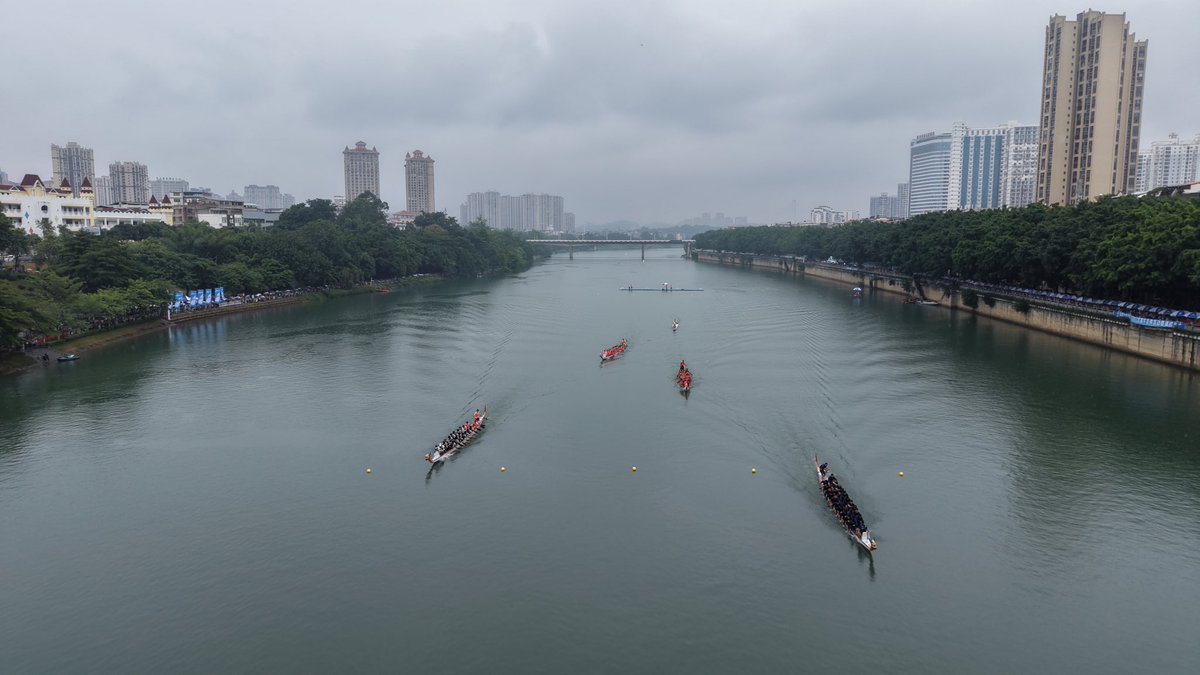 AmazingBaise's tweet photo. Today is the Dragon Boat Festival! Thrilling dragon boat races are underway in Baise, Guangxi, China. Teams paddle in perfect sync, spectators gather along the river to cheer for the crews. Feel the vibrant charm of traditional Chinese festival culture!
#DragonBoatFestival https://t.co/xJhJeFKFQf