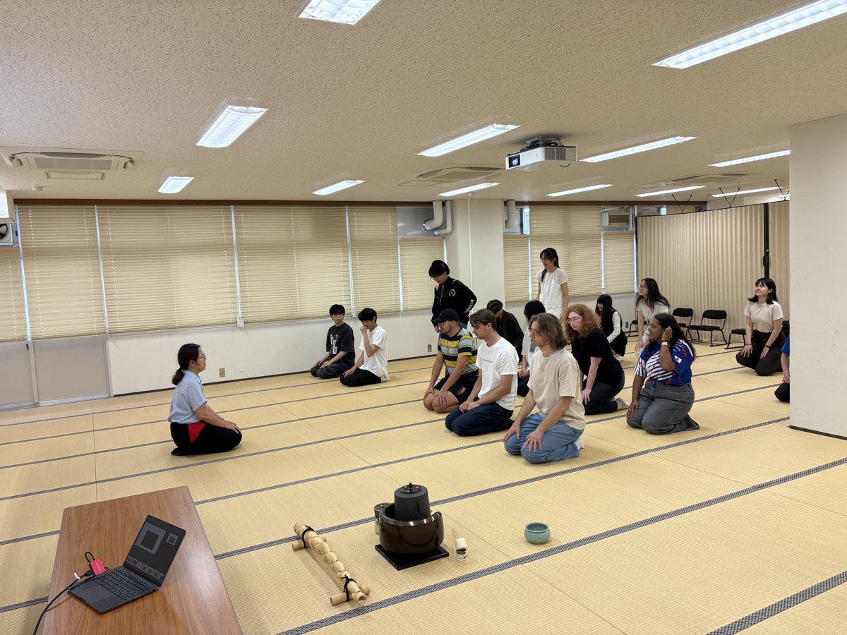 april_44k's tweet photo. 茶道の入門の入門。
日本文化を学びに来た学生さんにリアルもバーチャルも体験いただきました。 https://t.co/nMWiHzizN4