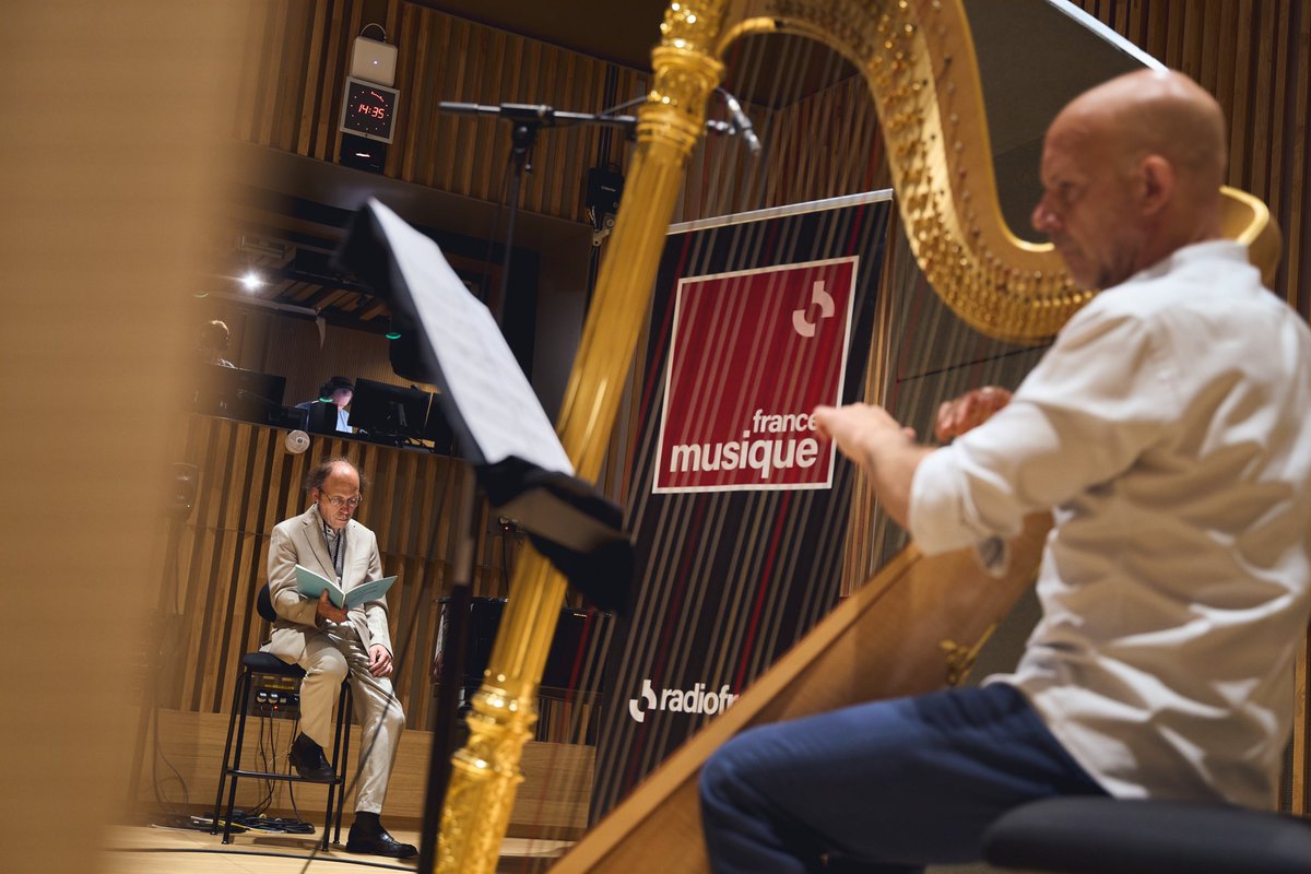 radiofrance's tweet photo. 🎶 Quoi de mieux pour la #FêteDeLaMusique que de découvrir un inédit de Mozart ? ✨

🎻Localisé en février 2026 au département de la Musique de @laBnF, ce document contient 7 pièces pour flûte et harpe. Pour cette occasion exceptionnelle, @radiofrance lui donne vie grâce à deux musiciens de l’Orchestre Philharmonique @PhilharRF ! 

📅 Au programme :
* Dimanche 21 juin : La partition est jouée à @laBnF, pour la #FêteDeLaMusique
* Lundi 22 juin à 15h : Diffusion en exclusivité et en intégralité sur @francemusique

📷 Vanina Tachdjian