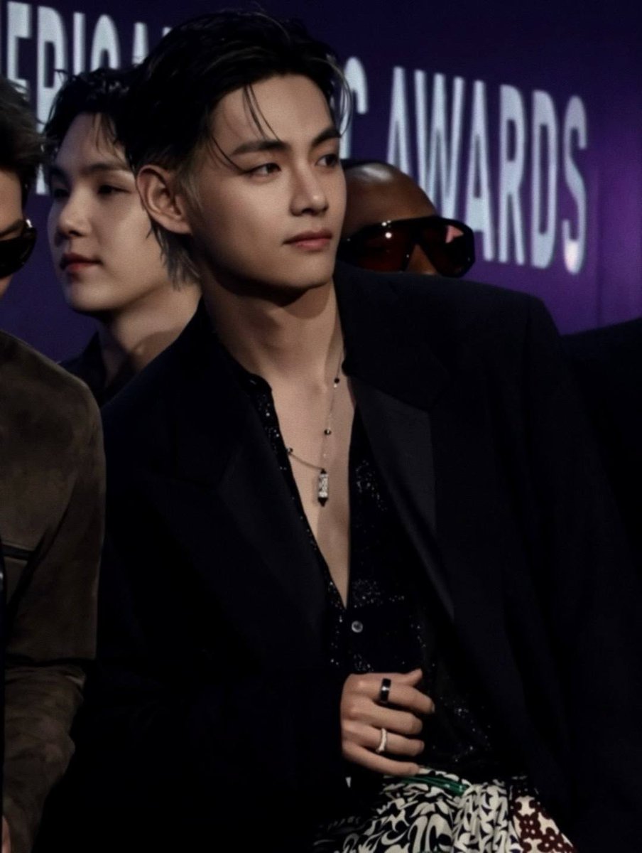 vantecheries's tweet photo. i fear taehyung’s beauty at amas 2026 will be impossible to replicate 🫠 truly his best look https://t.co/p4Xj8dQyft
