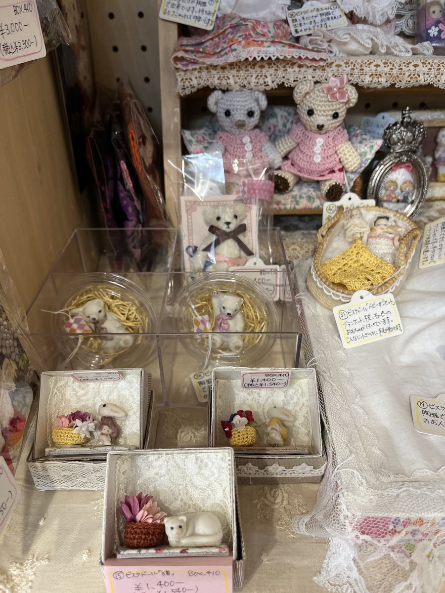 atelierribon's tweet photo. 【#クラフトアパートメント日暮里 の商品を入れ替えました🌸】

6月のドールイベントも無事に終わり、
有難いことにお迎えしてもらった商品も多く、心機一転、@craftapartment さんの商品をガラッと入れ替えました☺️

ミニチュア作品たちがメインですが、#ドール服 や編みぐるみなども置いてみました✨ https://t.co/1gl1t4f4rR