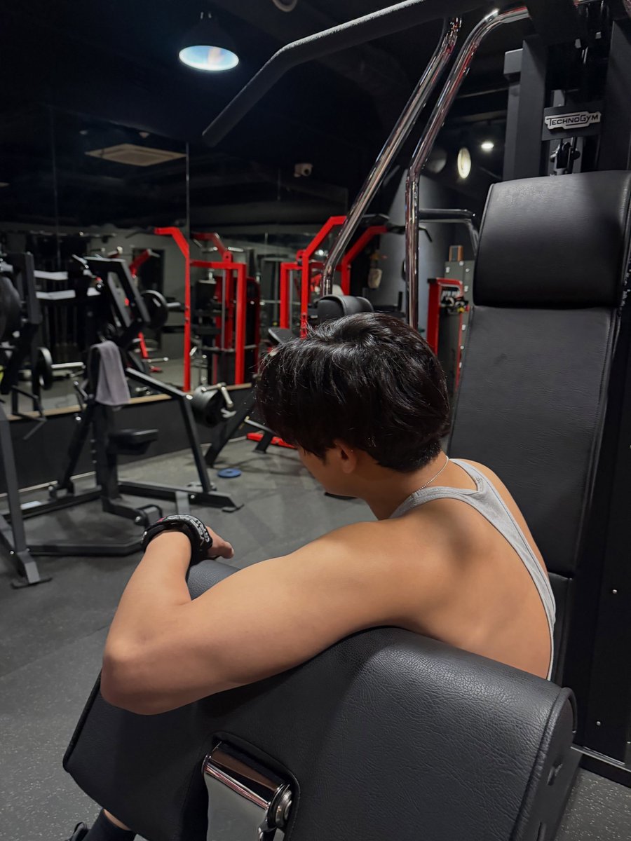 mingyutese's tweet photo. never let those muscles fool you he's just a giant BABIE https://t.co/iqzYByyCQF