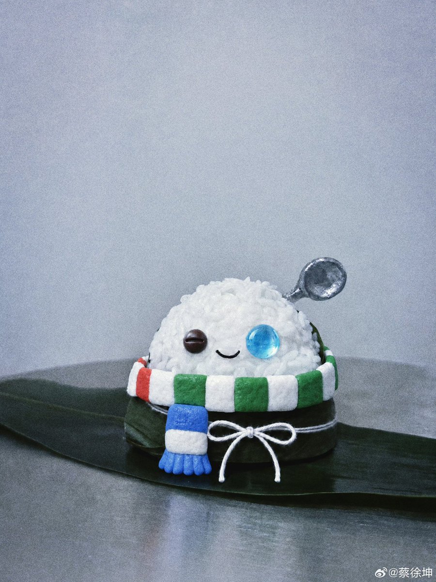 MeiIkun's tweet photo. KUN just shared a Duanwu Festival greeting♥️ 🛶The zongzi is baby Coldy😂 This is the cutest thing ever. Wishing everyone a safe and happy festival!
#KUN #COLDY
#端午节 #粽子
#DuanwuFestival
#DragonBoatFestival https://t.co/tA3xmovvfl