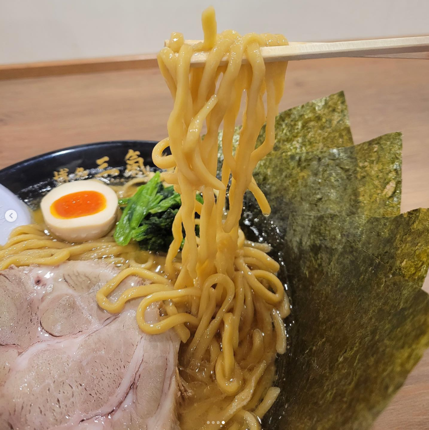 hakata_sanki's tweet photo. 今日のお昼、決まってますか？🍜

家系＊もやってます。替玉は細麺で１０円です。細麺の家系他では食べれないのでありかも。＊香椎浜・福岡東除く

#博多三氣 #替玉10円 #学割 #自家製麺 #博多ラーメン #福岡グルメ https://t.co/Y8nwm0edX1