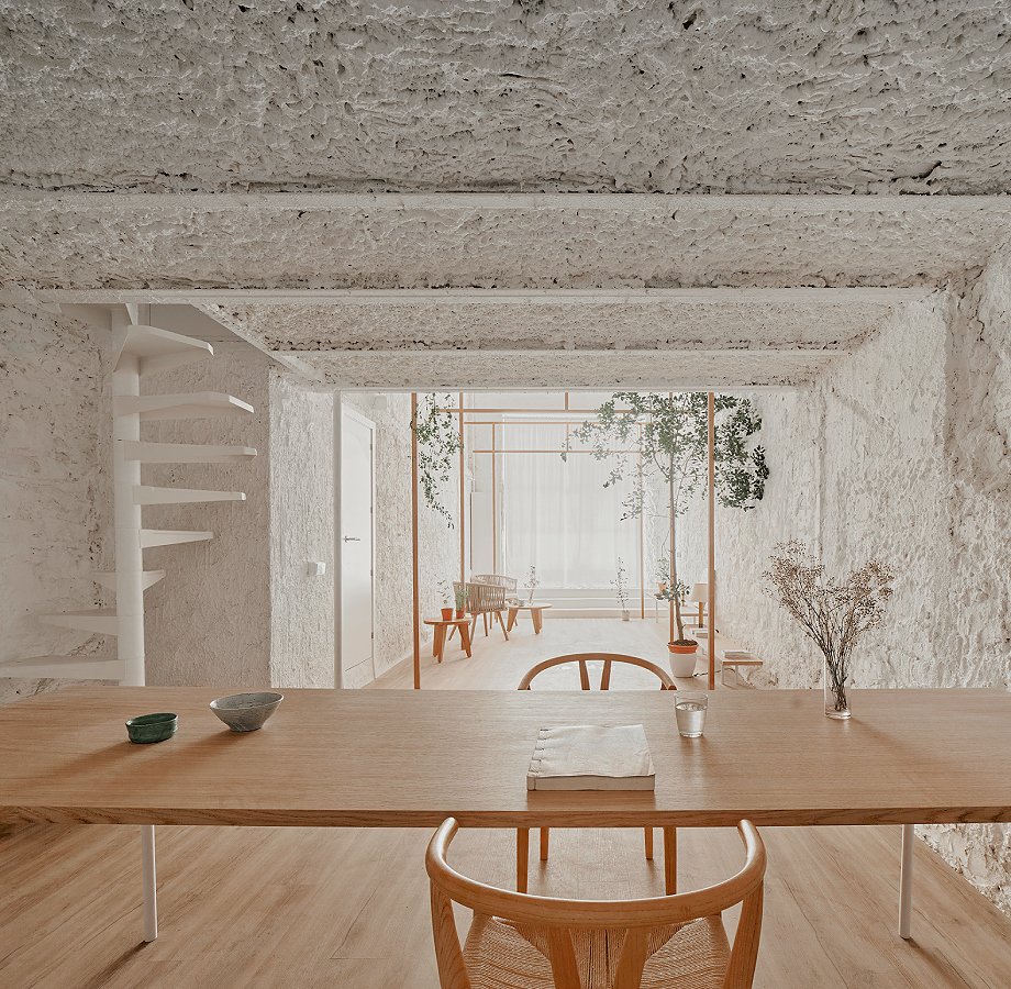 Interior_es's tweet photo. Roman Izquierdo Bouldstridge ha transformado un antiguo #localcomercial en una #vivienda a través de una reflexión arquitectónica sobre el valor del #vacío marcada por la existencia de tres #torii (pórticos japoneses). 
-> Fotografías: José Hevia
-> https://t.co/E0kkDVl379 https://t.co/Y6PEZHwCIa