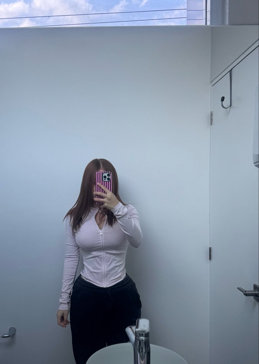 karleal18's tweet photo. Brunette era activated.🤎🪾🧸 https://t.co/gTm5rU0yQc