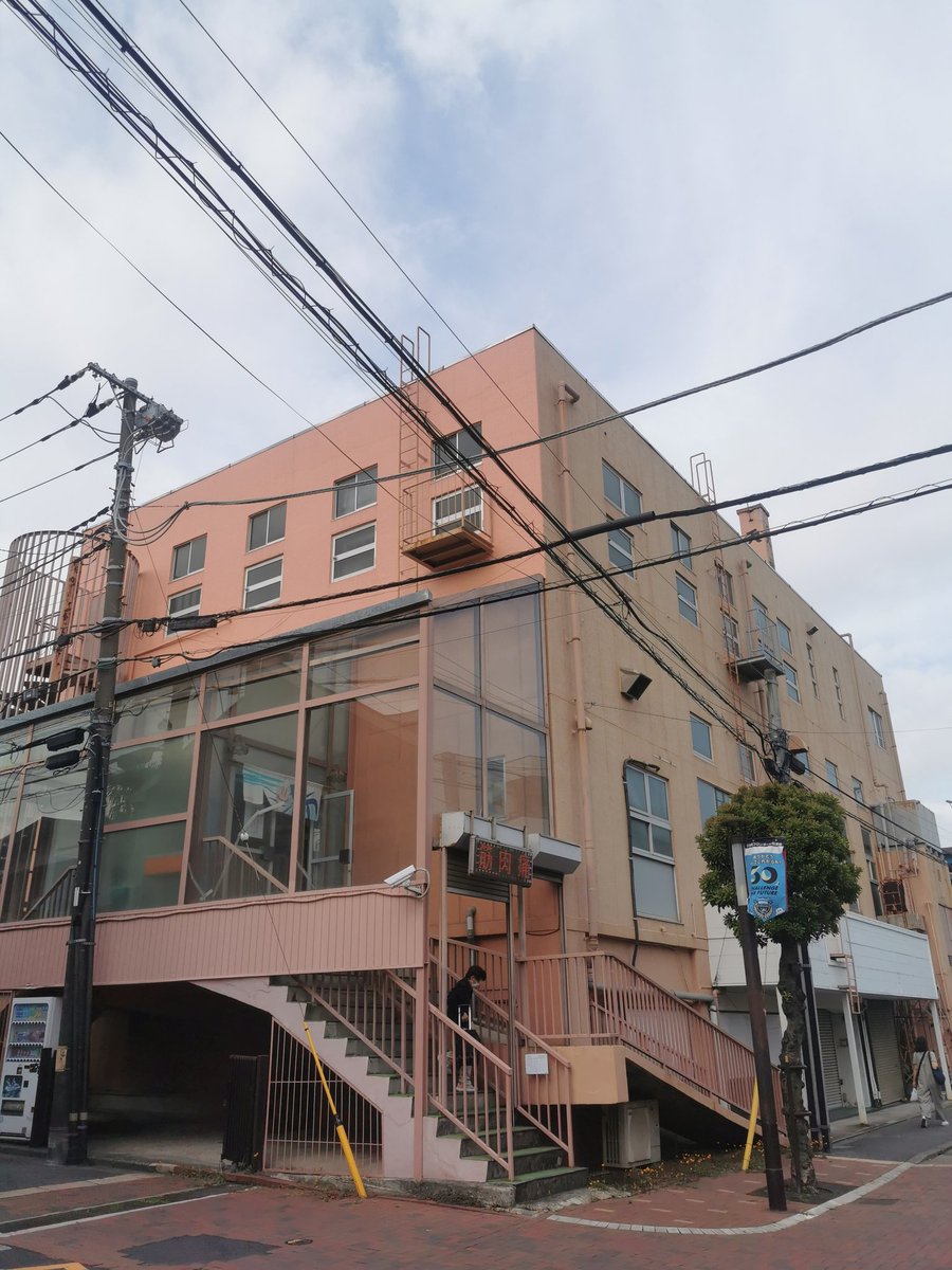 tappuripon's tweet photo. 平間の第一天神湯、左側の黒湯しか湯船入れなかった。修理不能とはヤバし。 https://t.co/kNXFY3HsBD