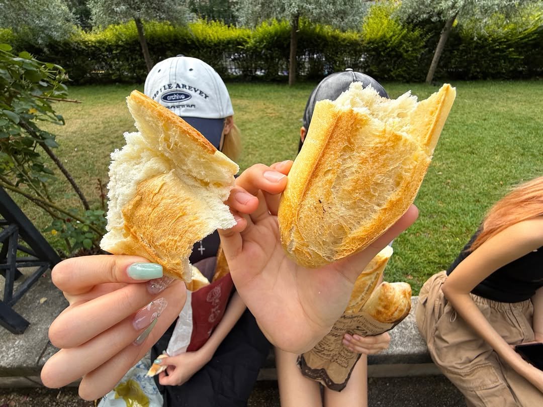 H2H_INA's tweet photo. 260619 Hearts2Hearts instagram update - #JIWOO #CARMEN 

keluar pagi-pagi sekali untuk membeli baguette 

#Hearts2Hearts #하츠투하츠 #H2H
@Hearts2Hearts https://t.co/AHQm8sB42Q