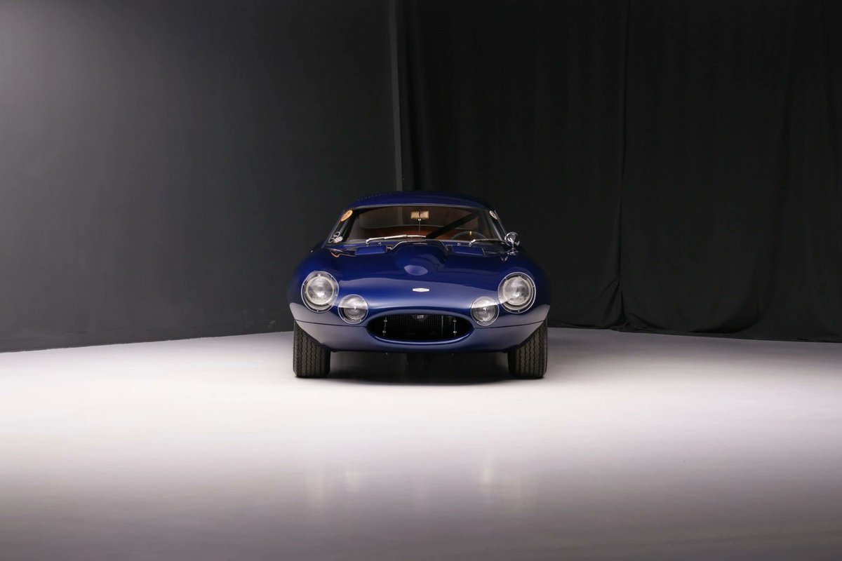 hypercarsio's tweet photo. This is not a 1964 Lightweight. It's a 1962 E-Type reimagined with hand-formed aluminum, a 319-hp wide-angle six, and Penske suspension. https://t.co/E0WTrZVGys
