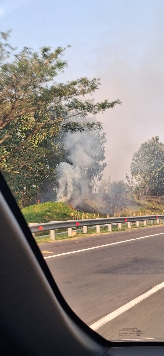 koen2907's tweet photo. Ada asap cukup tebal di sekitar KM 140 arah Cirebon, kebakaran di lahan samping tol. Asap masuk ke dalam tol. 
@ASTRATolCipali https://t.co/VRPjKPpDJH