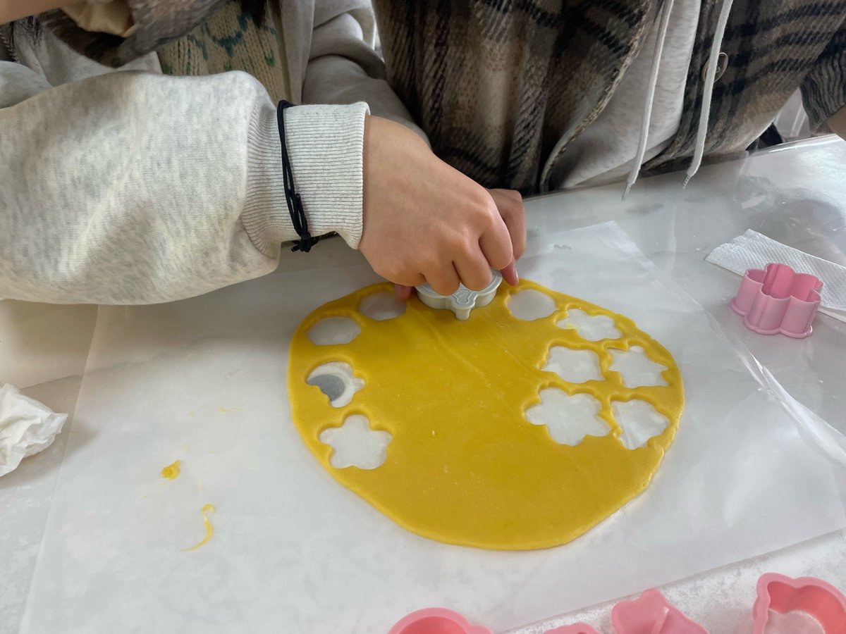 Sasa73430555's tweet photo. Today’s little win: baking smiley cookies with my mini chef!  Hand-mixing, flour fun, and way too many extra sprinkles—love every messy moment. https://t.co/gFkhwZW1Kc