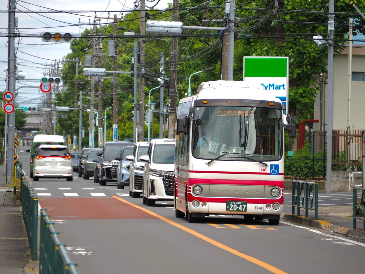 Shieru37's tweet photo. 2026.06.18.(Thu.)
小田急バス 登戸営業所
10-E142〖BDG-HX6JLAE〗

6/1より登戸で運行となった宇奈根線。
撮影日は5日ぶりに同車が運用に着きました。
宇奈根線を登戸の車が走る光景もまだ見慣れないもので、笑 https://t.co/7GfEGMfrLm