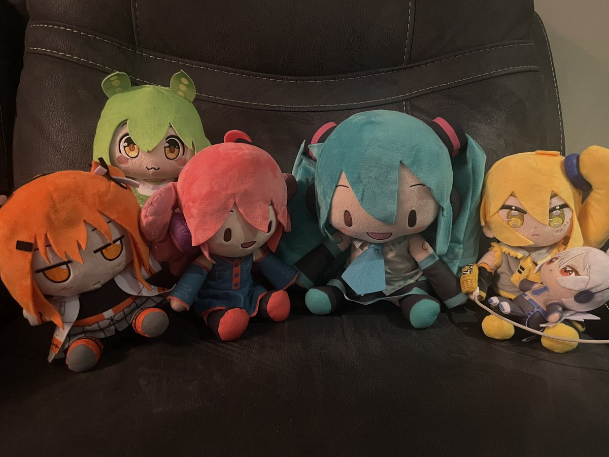 itz_xen0n's tweet photo. Group photo (neru was just there to charge her phone) https://t.co/0l5jL4pA7N